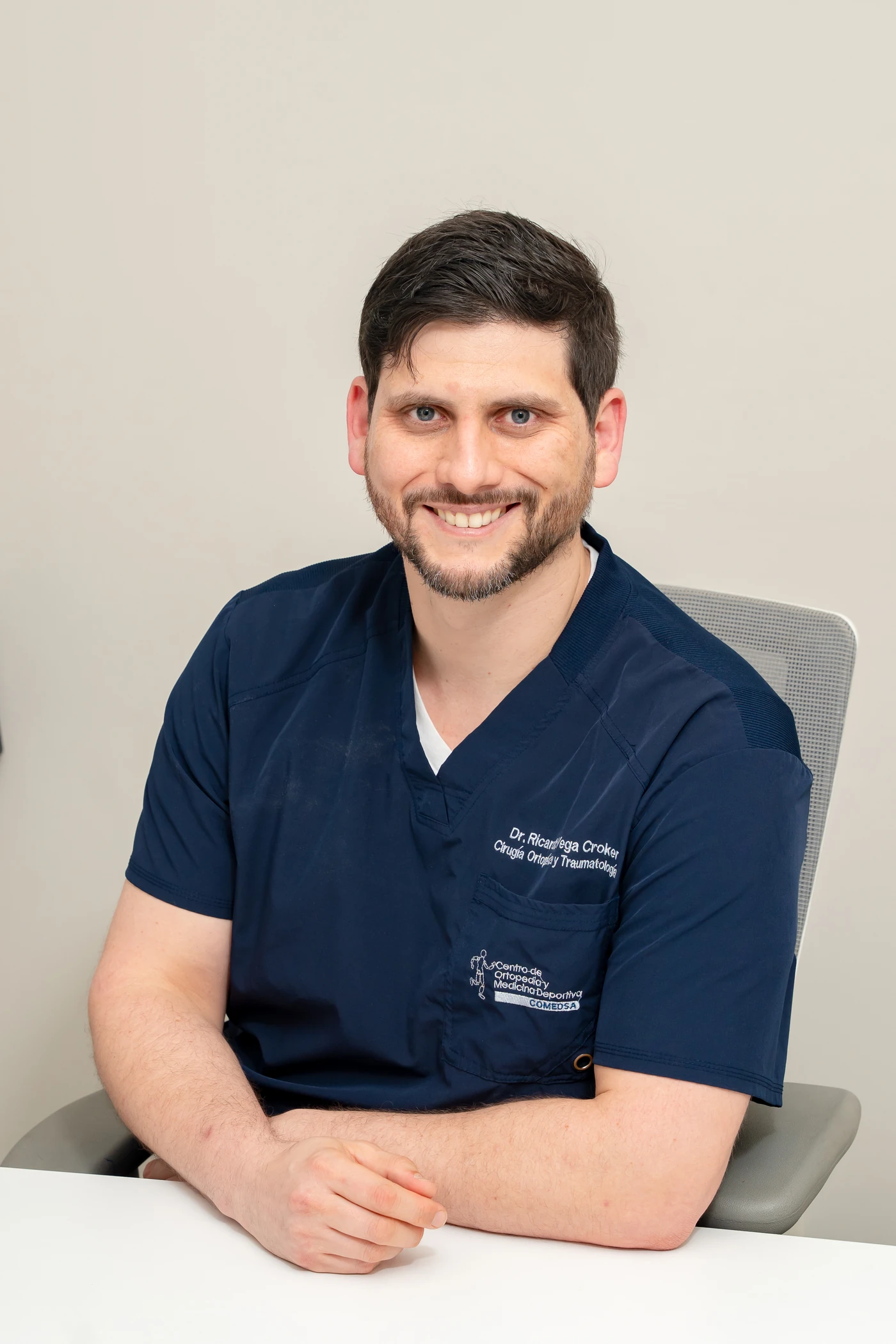 Dr. Ricardo Vega Croker con scrubs en su consultorio, enero de 2026